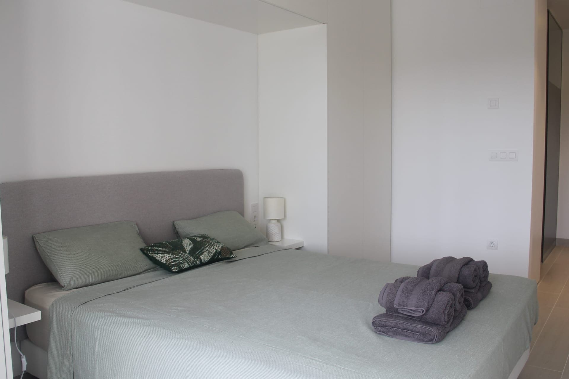 Slaapkamer met queensize bed