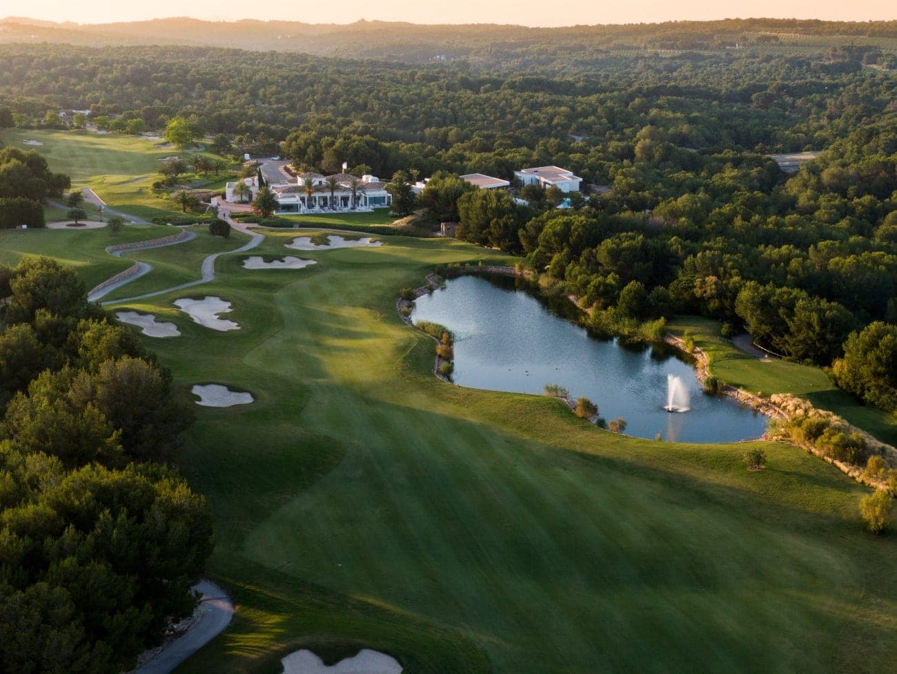 Luchtfoto van de Las Colinas golfbaan en clubhuis