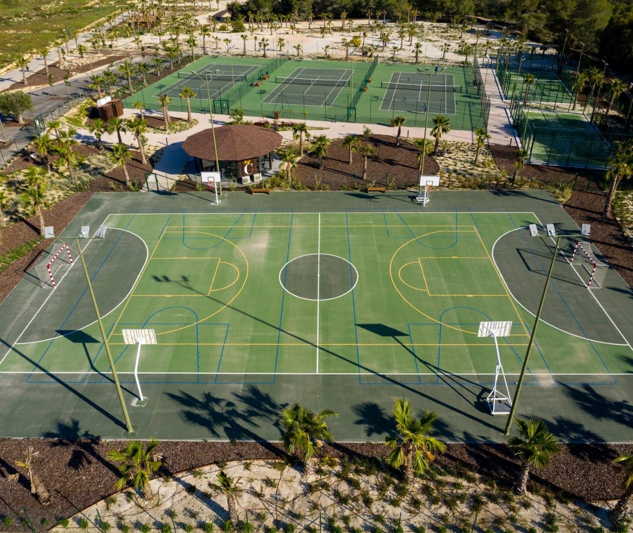 Tennis-, padel- en multisportvelden bij Las Colinas